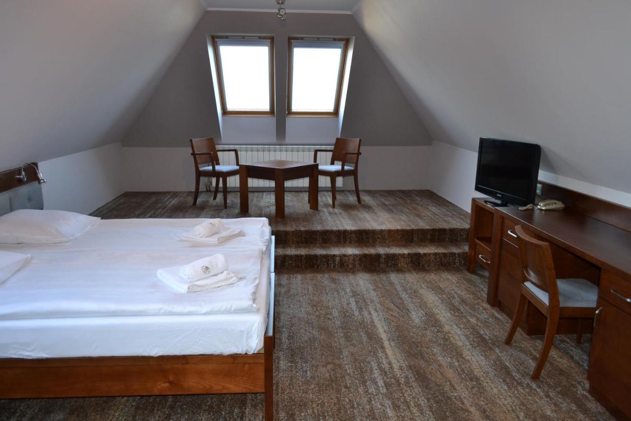 Hotel Lokis ニエジツァ・ザメク エクステリア 写真
